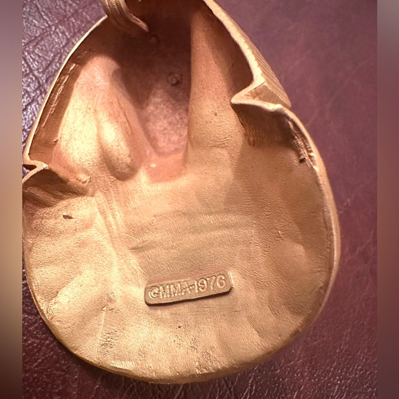 Gold plated King Tut mask pendant on plexiglass stand, 1976, Vintage - Picture 7 of 7